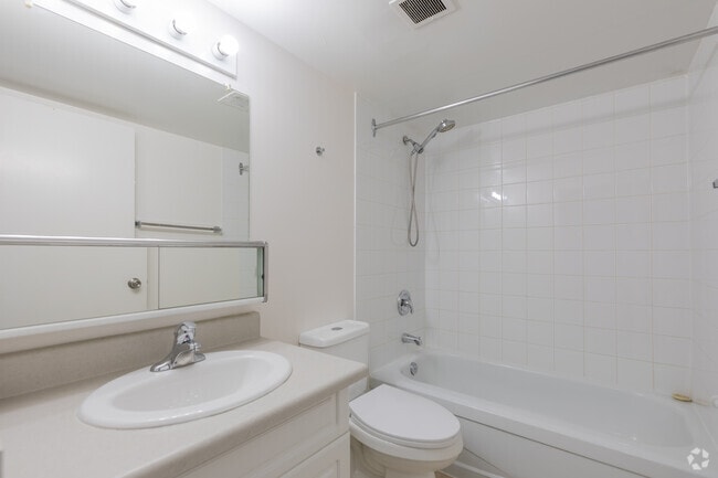 1BR, 1BA - 670SF - Bathroom