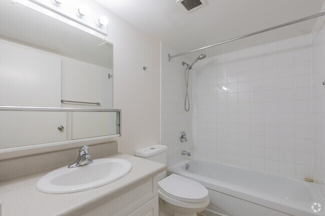 1BR, 1BA - 670SF - Bathroom - Forest Park Circle Ltd.