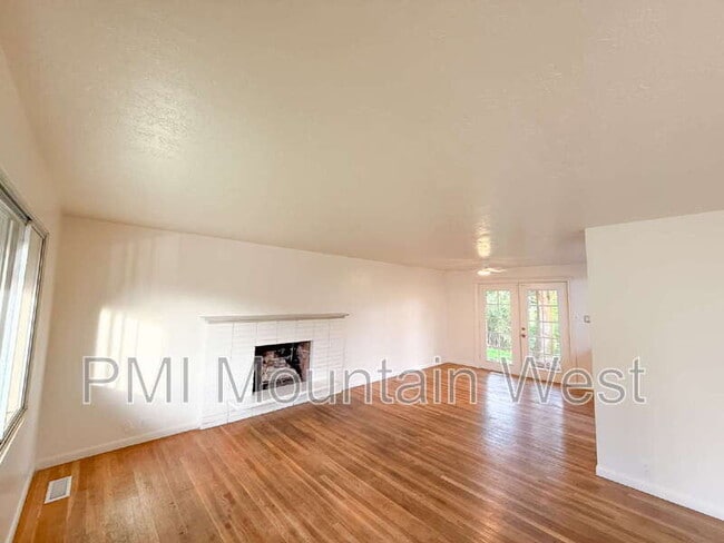 Photo - 698 Doren Dr