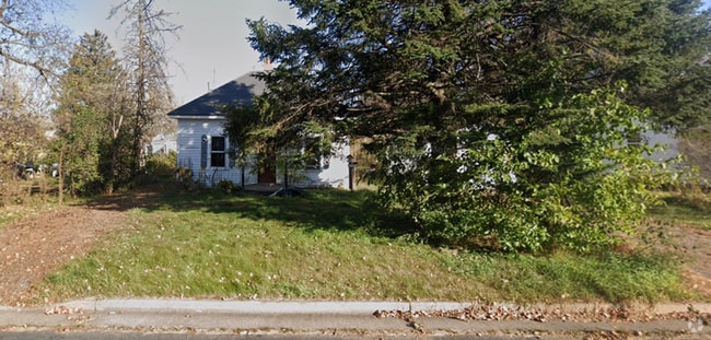 Building Photo - 317 E 10th St S Rental