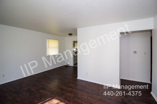 Photo - 670 E 266th St