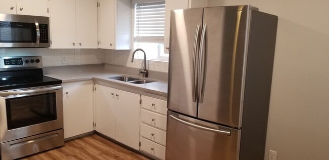 Building Photo - 1 Bedroom Salt Lake Condo Available Unit A