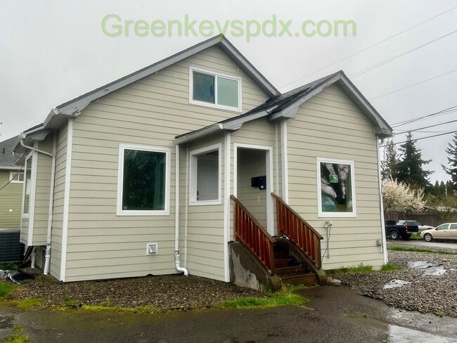 Building Photo - 2-Bedroom, 1-Bathroom Unit Available in Multiplex Near Downtown Hillsboro