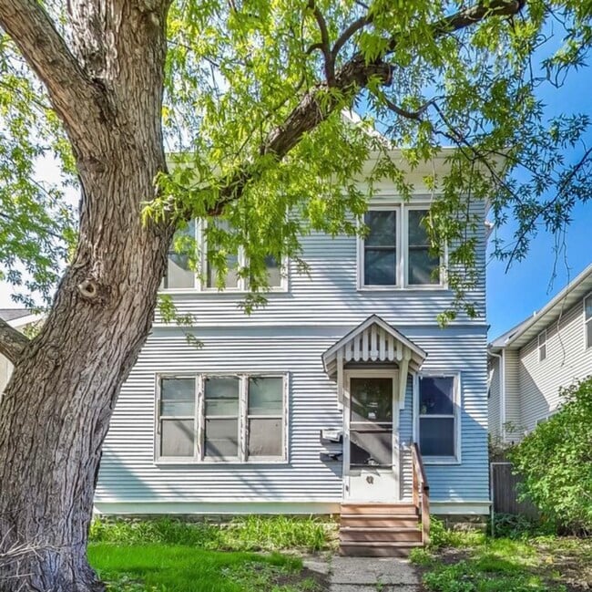 Front - 47 Lowry Ave NE Unit 1