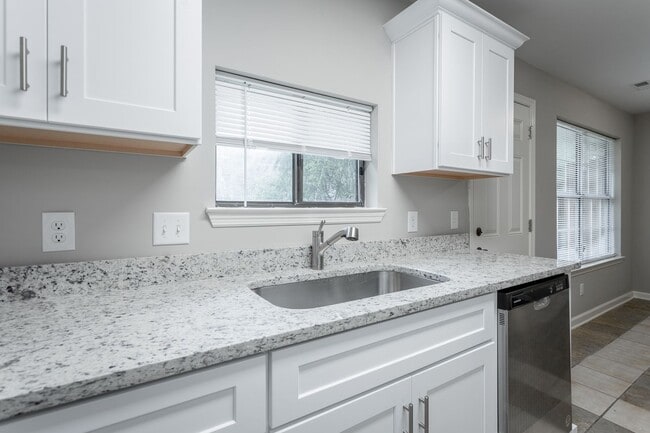 Building Photo - 2 Bedroom, 2 Bath Townhome with Private Pa...