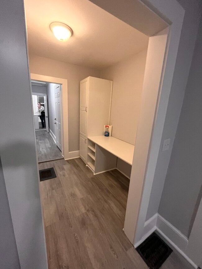 Office / den - 36 Loker St Unit One Bedroom w Office