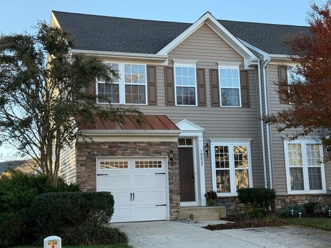 Building Photo - Spacious, Upgraded End-Unit Townhome with ...