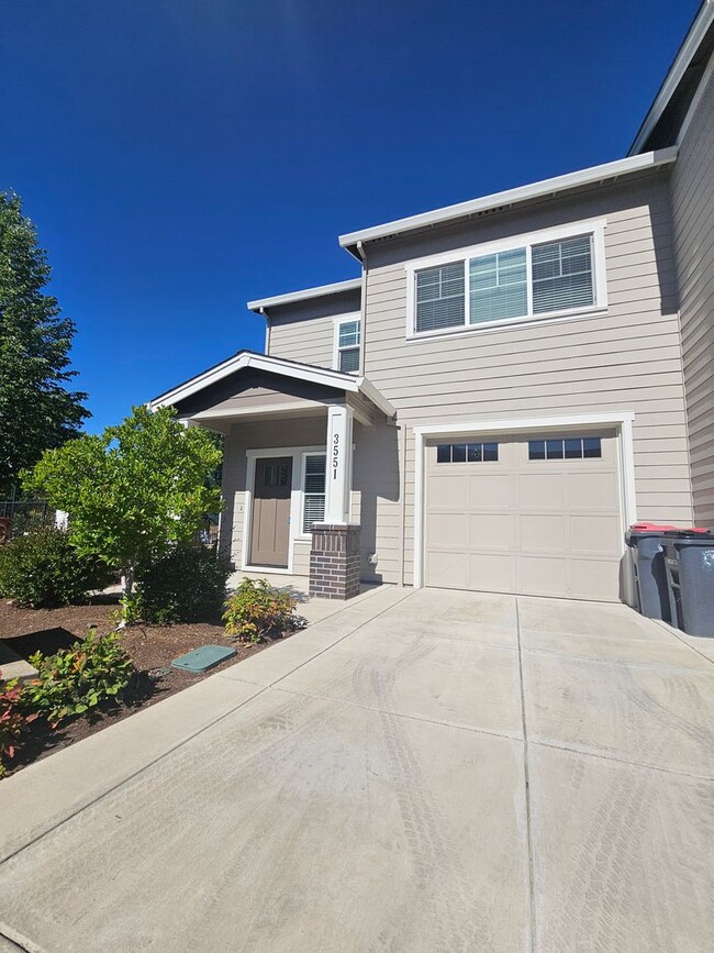 Building Photo - Beautiful 3 Bedroom Townhouse! Won't Last!