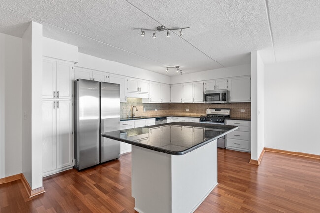 Photo - 6400 W Berteau Ave Unidad 405