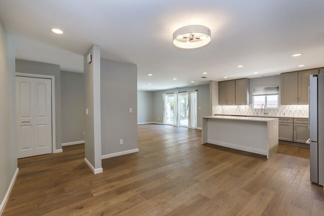 4 Bed / 2 Bath Updated Redwood City Home w... - 4 Bed / 2 Bath Updated Redwood City Home w...
