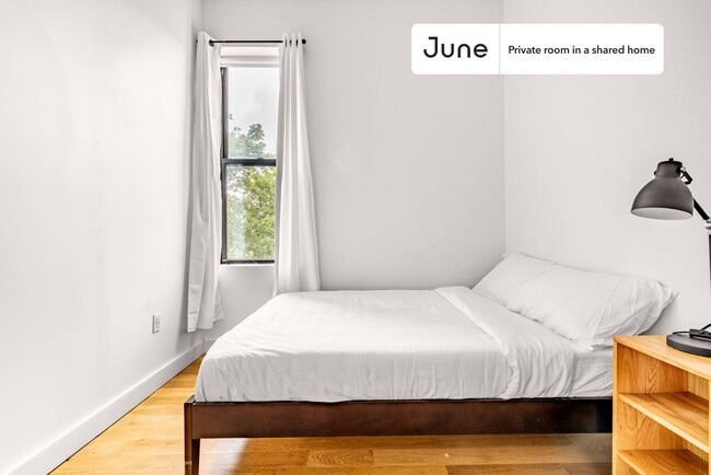 Room in Shared 5 bed/3 bath home in Ridgewood