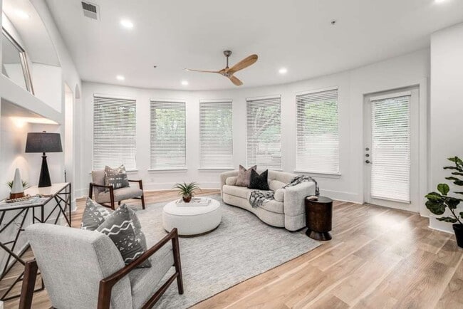 Building Photo - Renovated Corner Condo, Move-In Ready!