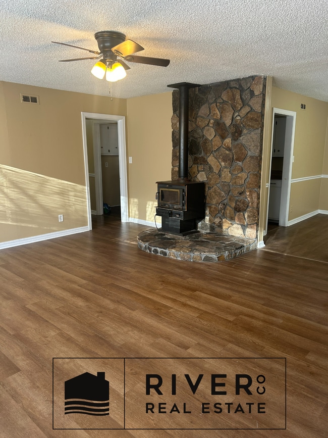Photo - 520 W Collier Ave