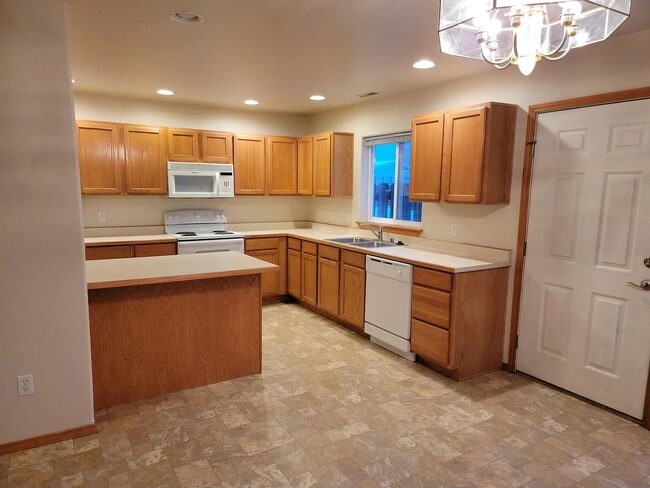 Photo - 3 Bedroom 2.5 Bath Townhouse