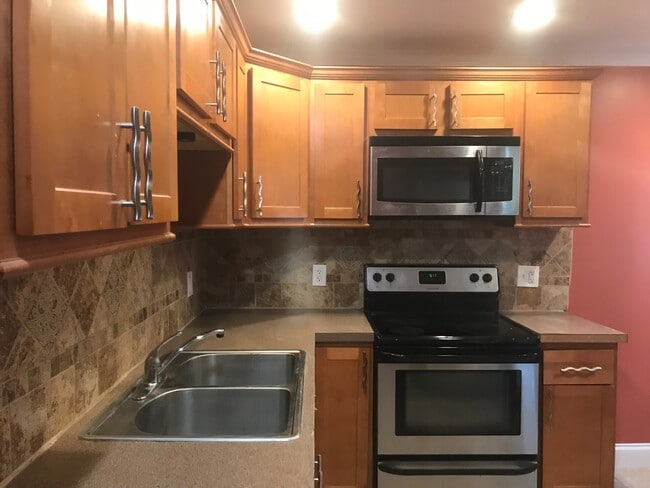 Building Photo - 3 Bedroom 1 bath home for lease in Maple H...