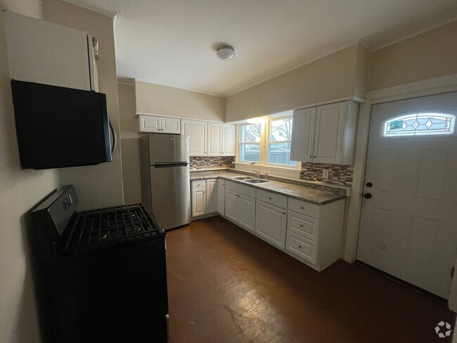 Building Photo - Available NOW!! 4 BEDROOM 2 FULL BATH SING... Rental