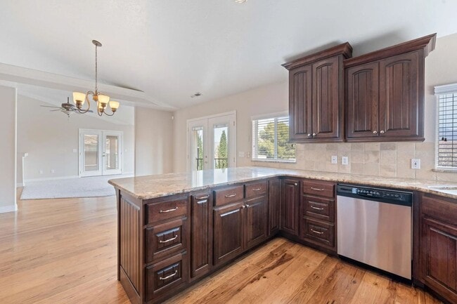 Building Photo - 4 Bedroom Home with Scenic Views