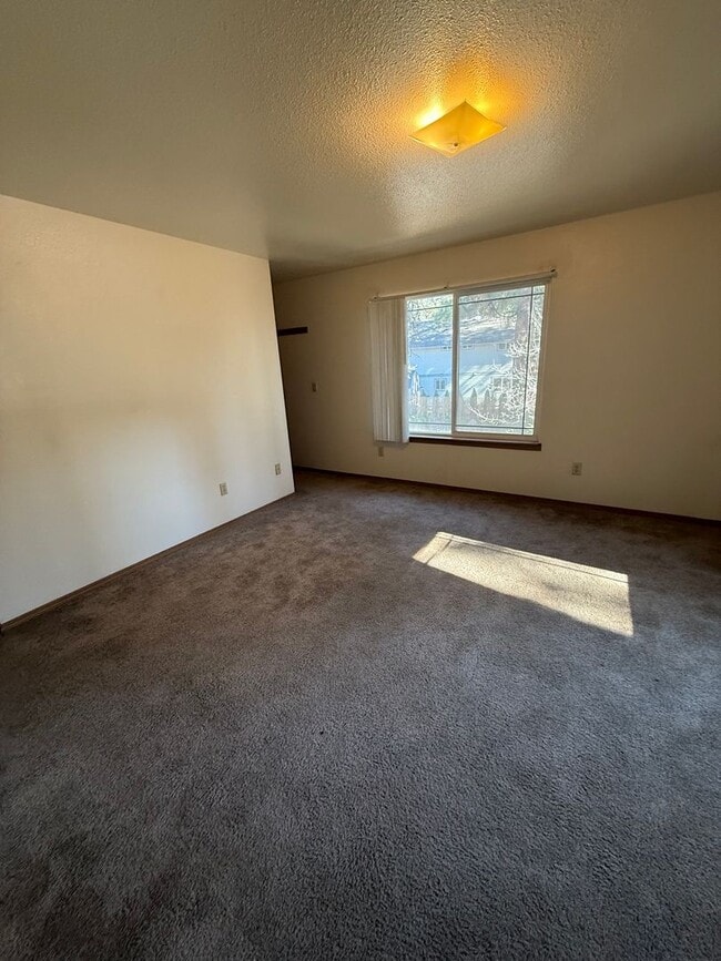 Photo - Westside 3 Bdrm, 2 Bath Townhouse close to COCC!  All Appliances, Washer/dryer hookups, Single ga...