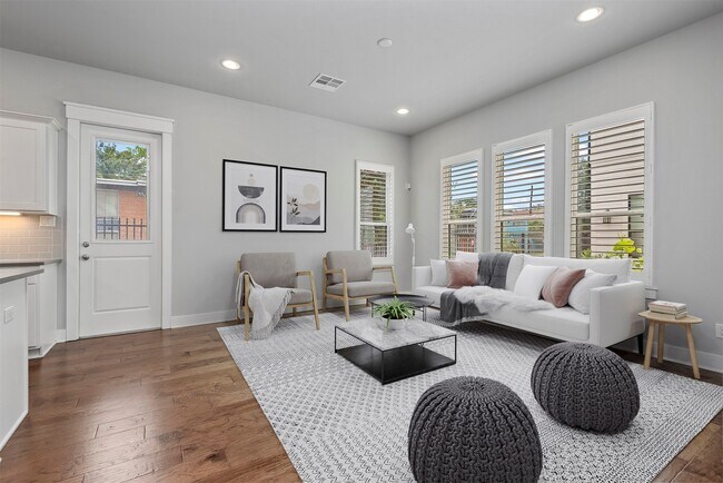 Photo - 909 Oak St