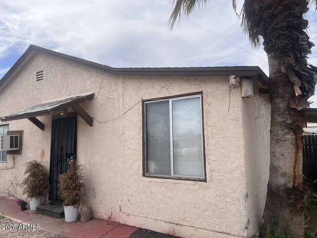 Building Photo - 241 E Elwood St Unit 2