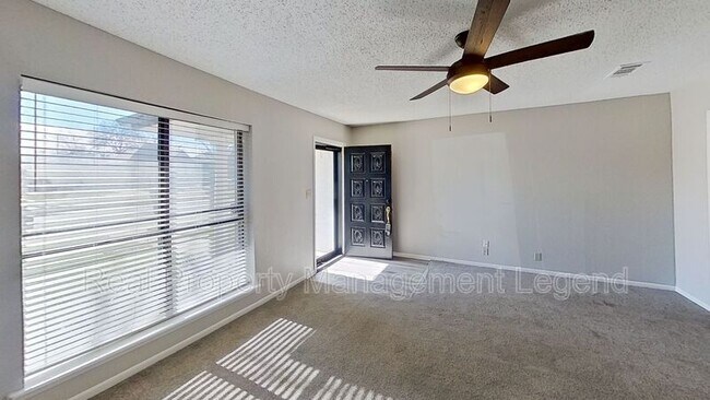 Photo - 821 W Woodard St