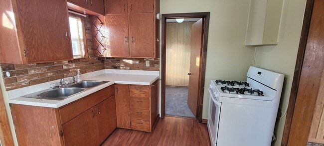 Building Photo - 522 3rd St SE Unit A