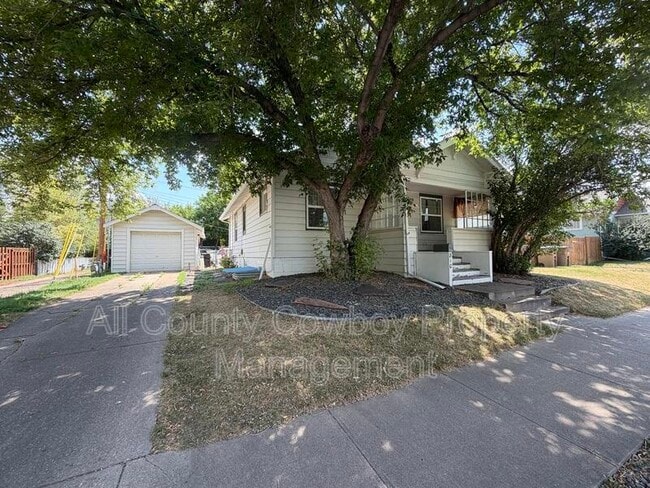 Photo - 810 E Gibbon St