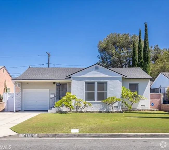 Building Photo - BEAUTIFUL 2 BEDROOM 2 BATH HOME