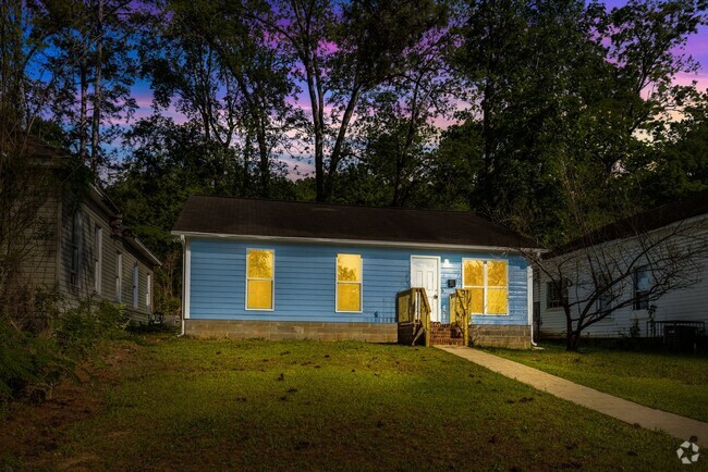 Building Photo - Beautifully Renovated 3 Bedroom 2 Bath Hom... Rental