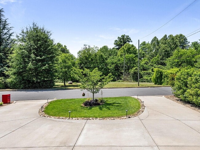 Photo - Spacious Elegance Awaits!