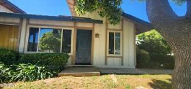 Building Photo - Sharp Thousand Oaks Ground Unit Condo Fully Remodeled