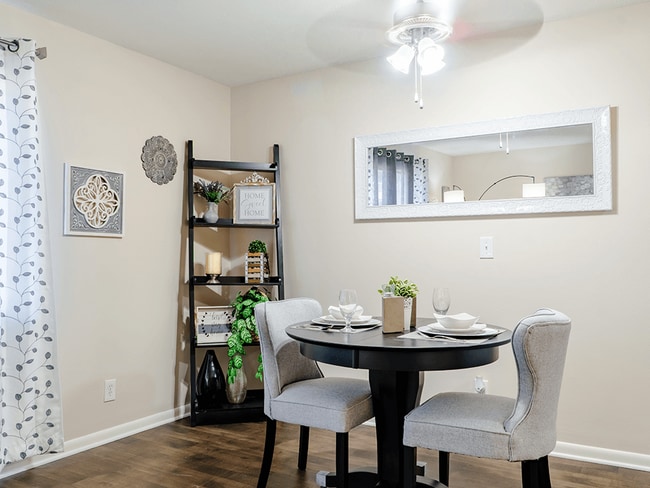 Disfrute de un amplio comedor - Park on Center
