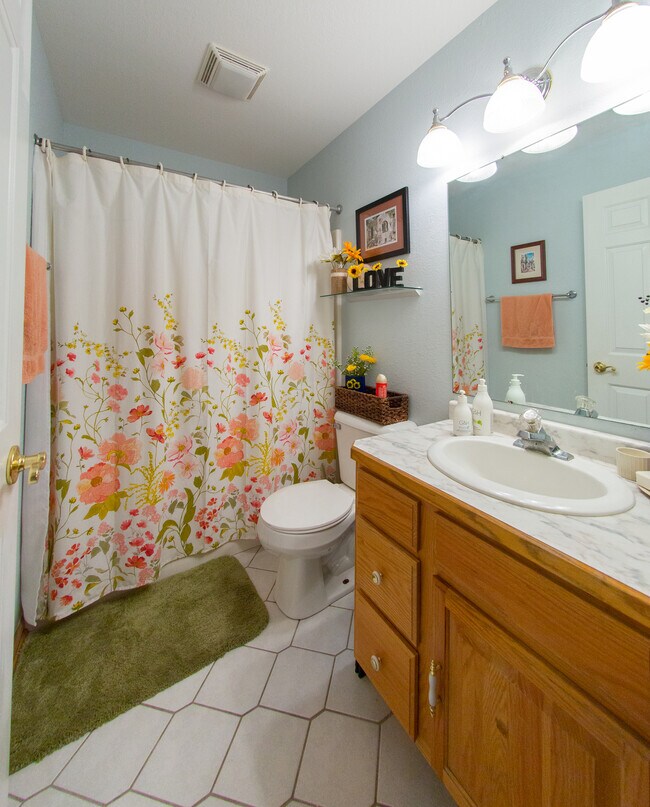 Main Bath - 1017 Autumn Dr Unit 1017