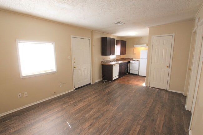 Building Photo - Available Now! 2 Bedroom, 1 Bath (Plus Bon... Unit A Rental