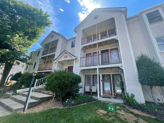 Building Photo - Must see this adorable 2 Bedroom, 2 bath condo on the 2nd floor in the RoseCroft community