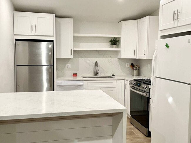 Building Photo - North Clairemont - Private Primary Suite & Outdoor Patio, Utilities Included Unit D