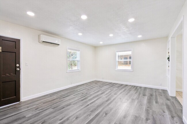Sala de estar - 5616 N Gladys Ave
