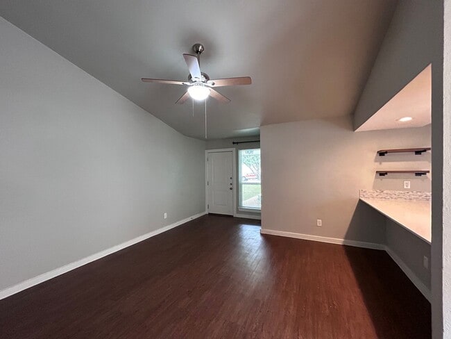 Photo - 1900 Gracy Farms Ln Unit B