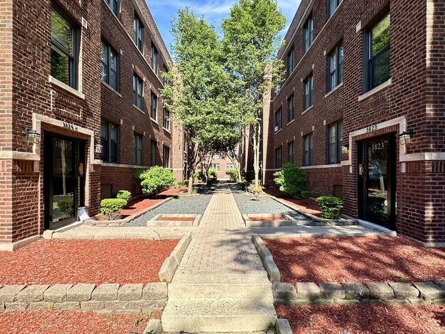 Building Photo - 3754 N Fremont St Unit 3W