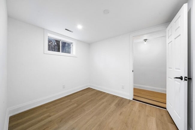 Photo - 2294 Lake Shore Blvd W Unité Room 1