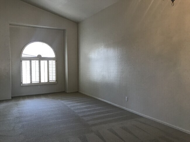 Photo - Gilbert Home - 5 Bed + Den & 2.75 Bath with Beautiful Pebble Teck Pool