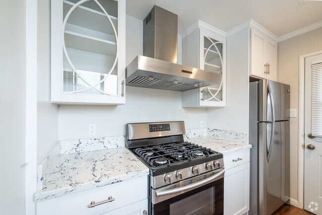 1BD, 1BA - 700SF - Kitchen - 1607 Santa Clara Ave