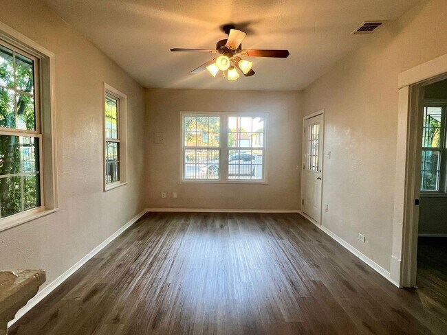 Photo - 106 Regina St