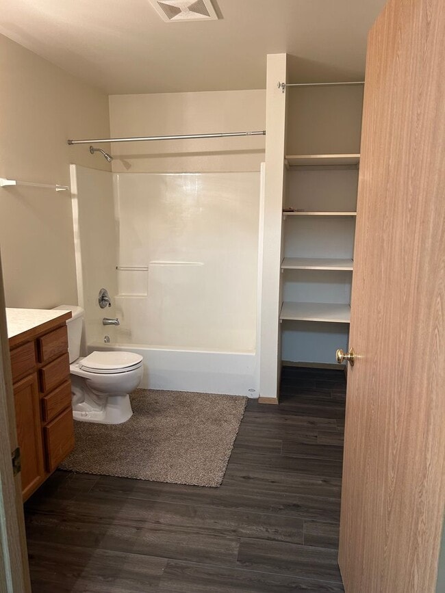 597 Eastmont Ave Unidad 597 Eastmont Ave - C