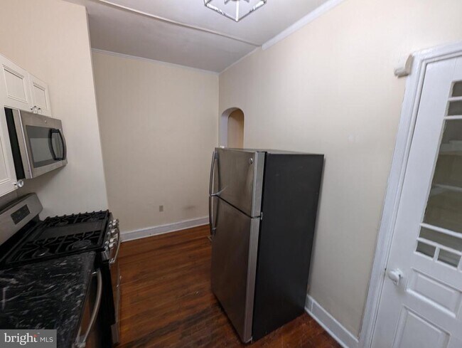 Photo - 304 W School House Ln