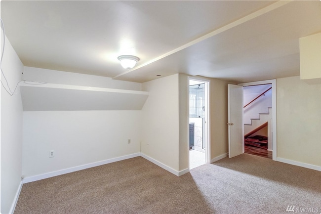 Living room - 622 NE Banner Pl Unit Lower