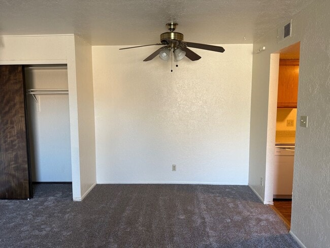 Photo - Wonderful 2 Br, 1.5 Ba, remodeled, 1 CG Unidad 4088 - 8436 Spain Rd. NE # D
