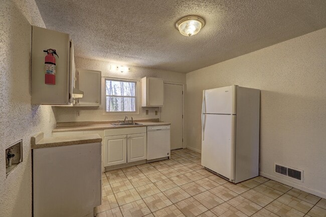 Photo - 2223 Davis Rd SW