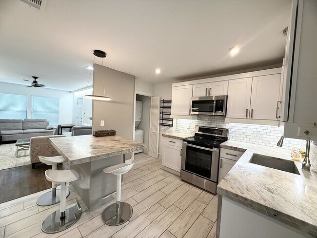 Building Photo - 403 Avondale St Unit True