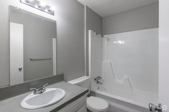 2BR, 2BA - 920SF